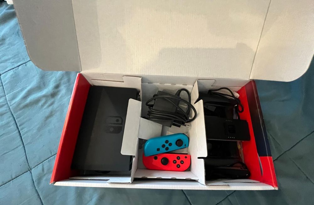 Nintendo switch in cutie cu doua jocuri minecraft