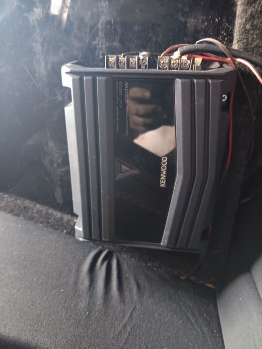 Vind subwoofar auto hifonix in stare f buna de funcționare se aude f o