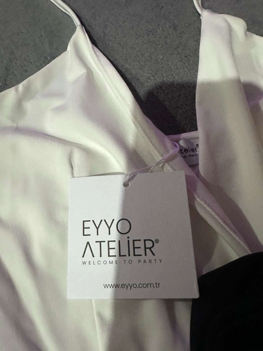 Елегантна бяла рокля