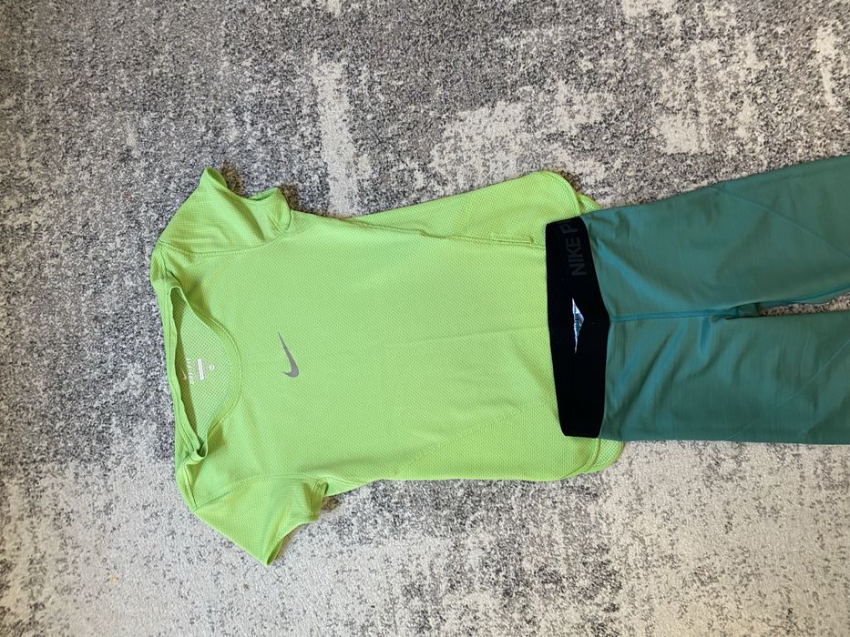 Set Nike XS in conditie foarte buna