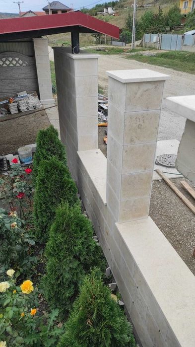 Capace de stalpi si de gard din travertin si piatra naturala