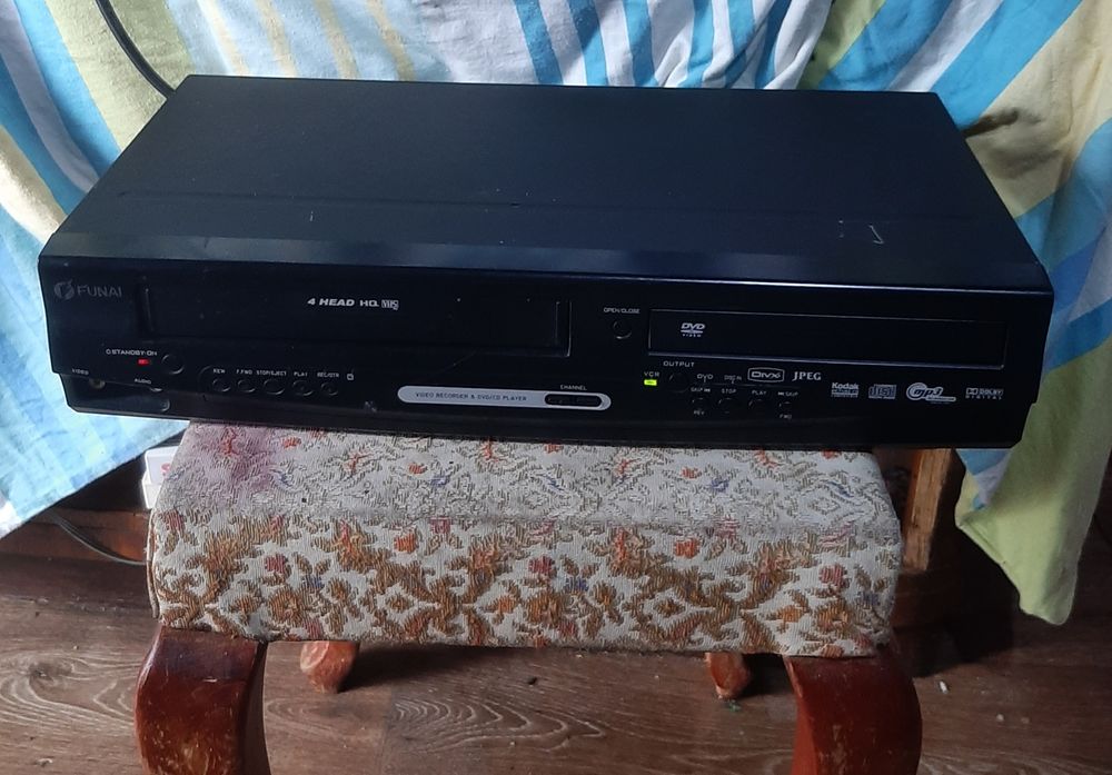 Vând videorecorder funai combat dvd în stare bună