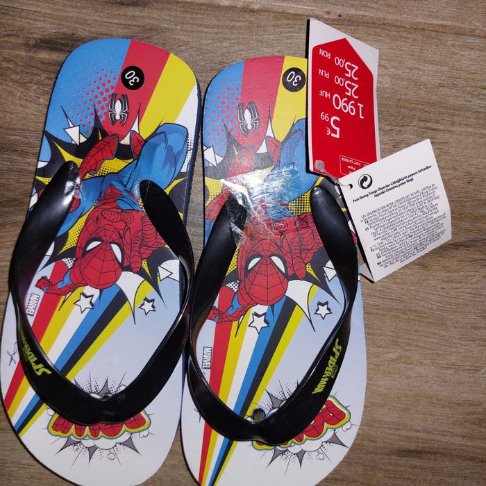 Papuci cu Spiderman, noi cu etichetă