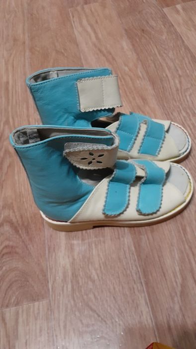 Продам детскую кожанную  обувь