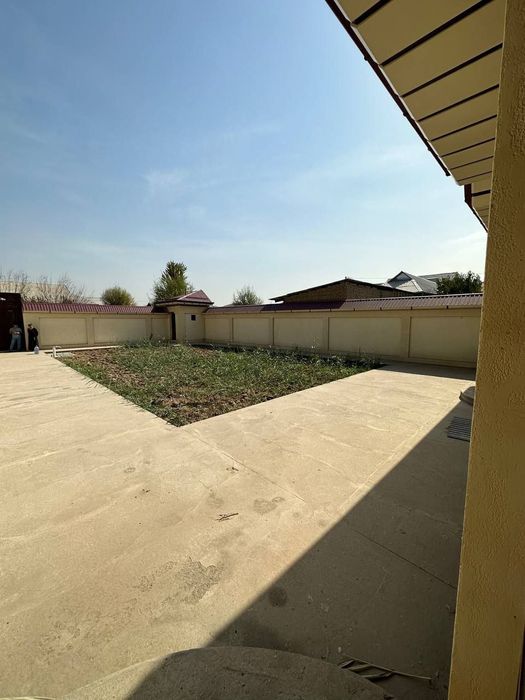 Zudlik bn xovli uy sotiladi Guliston Shah Davr market roparasida