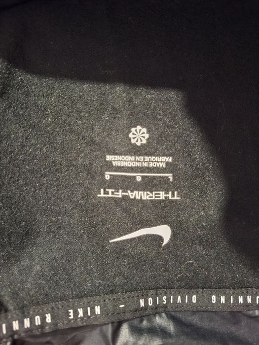 Продавам черна ветровка Nike размер L