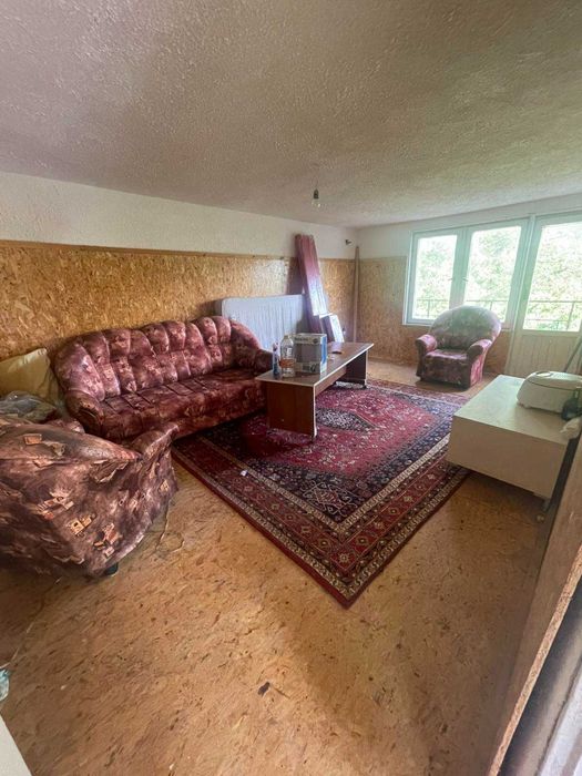 1бр.Кожен диван използван