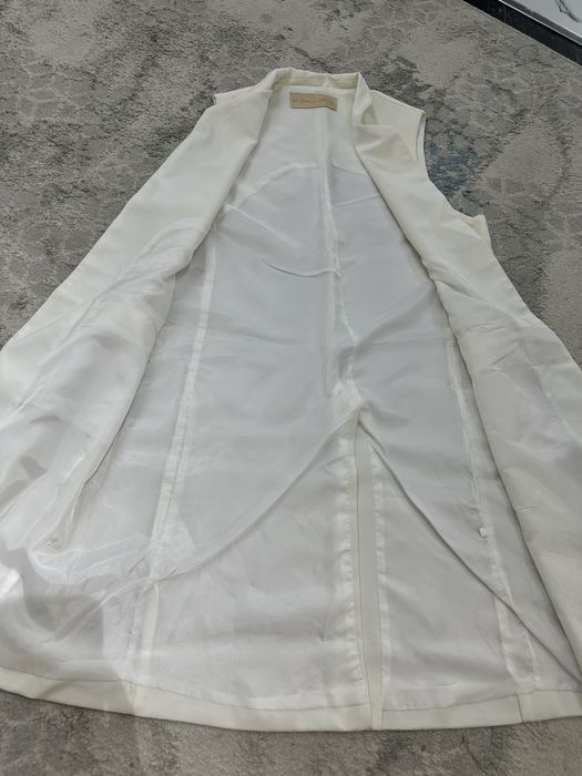Длинный жилет белого цвета