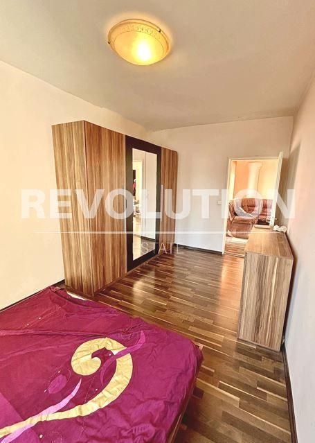 Тристаен апартамент в района на Завод Дружба!