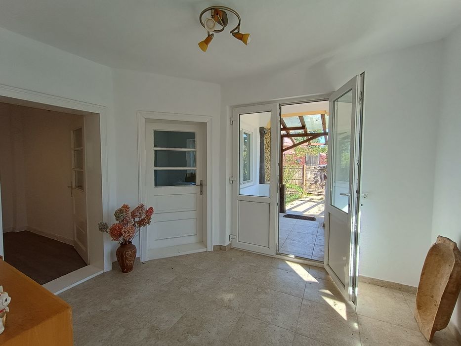 Casa total renovată pe 2500 m2