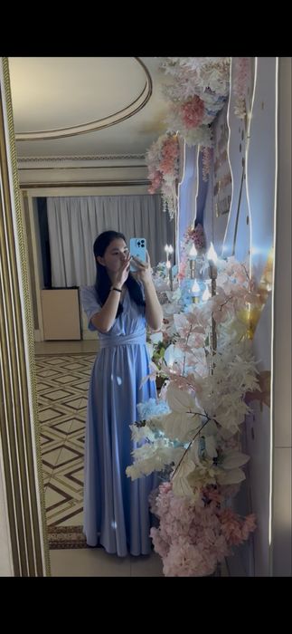 Вечернее праздничное атласное платье.