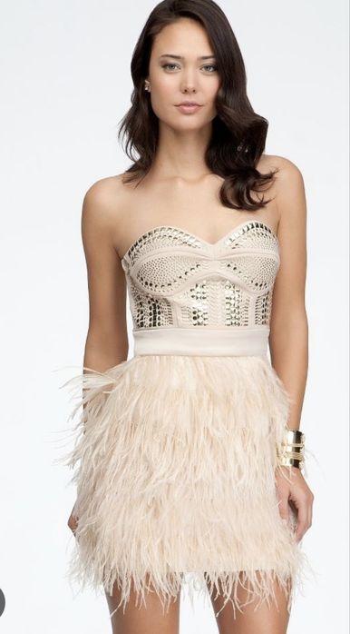 Златиста блестяща дълга рокля с цепка Versace и рокля с пера BEBE