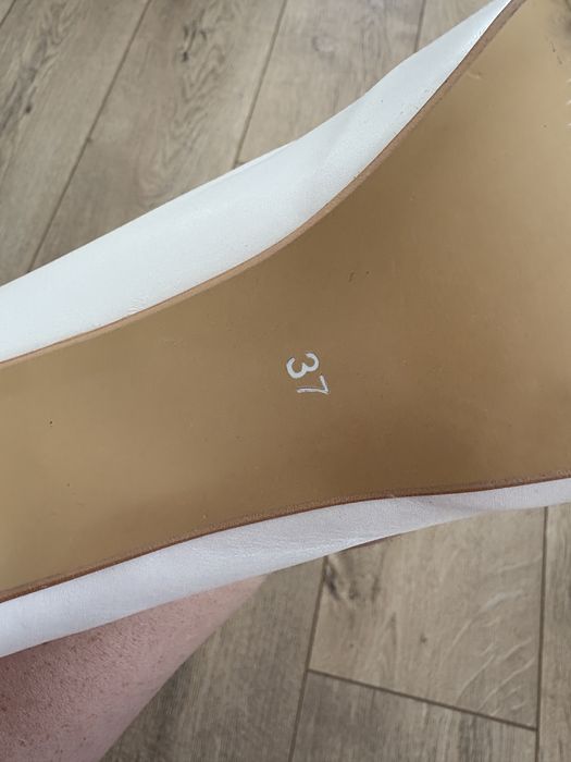 Бели кожени обувки