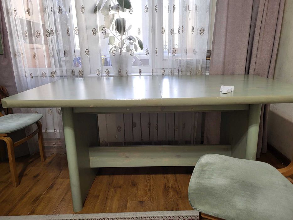 Стол со стульями