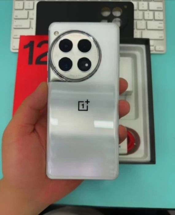 Oppo OnePlus 12.