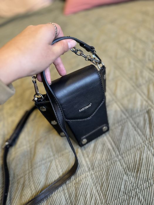 Малка кожена чанта с метални елементи