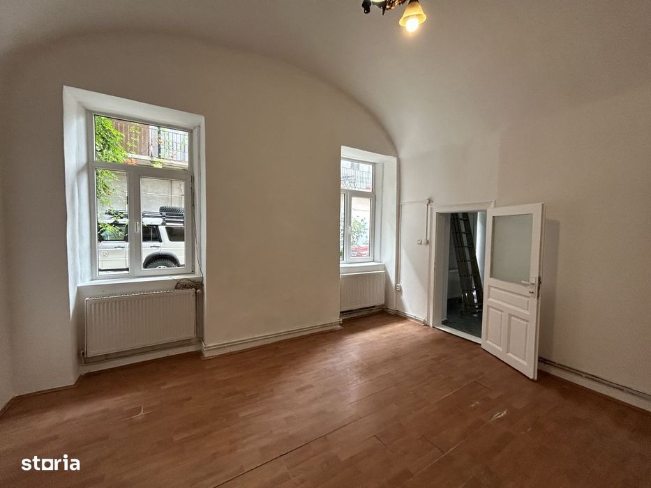 Vand spatiu ultracentral,Revolutiei(Teatru)in curte,parter, st.124 mp.