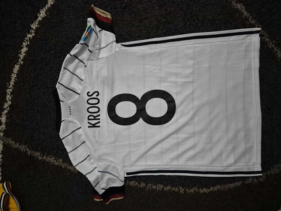 Vând tricouri fotbal