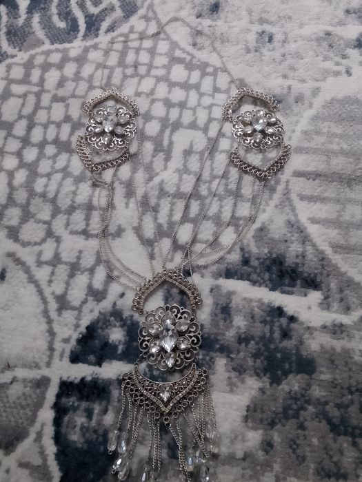 Taqinchoqlar hammasi sotiladi