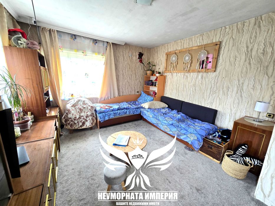 Продавам обзаведен тристаен с площ от 120 кв.м. с 1/2 двор в град Смолян квартал Каптажа