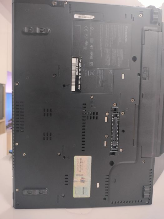 Lenovo t400  чисто нова батерия + докинг станция