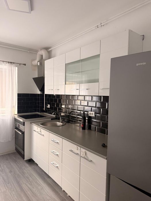 Apartament cu 3 camere decomandate, luminos, cu curte, centrala proprie si aer conditionat, la 15 min de UVVG