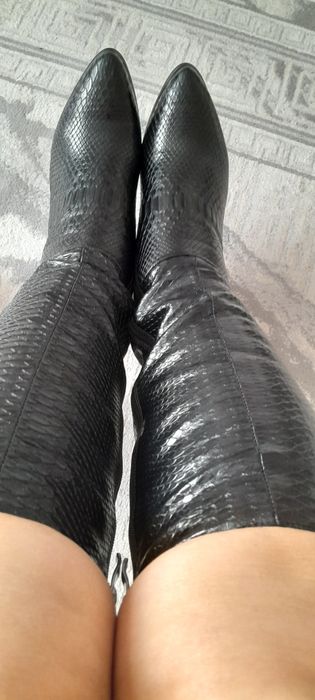 Продам черные кожанные сапоги.