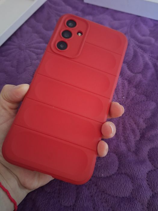 Vând samsung galaxy a 16 4,5 g in stare buna display si ecran nou se da si husa noua are doua semene de uzura dar funcționează foarte bine  la prețul