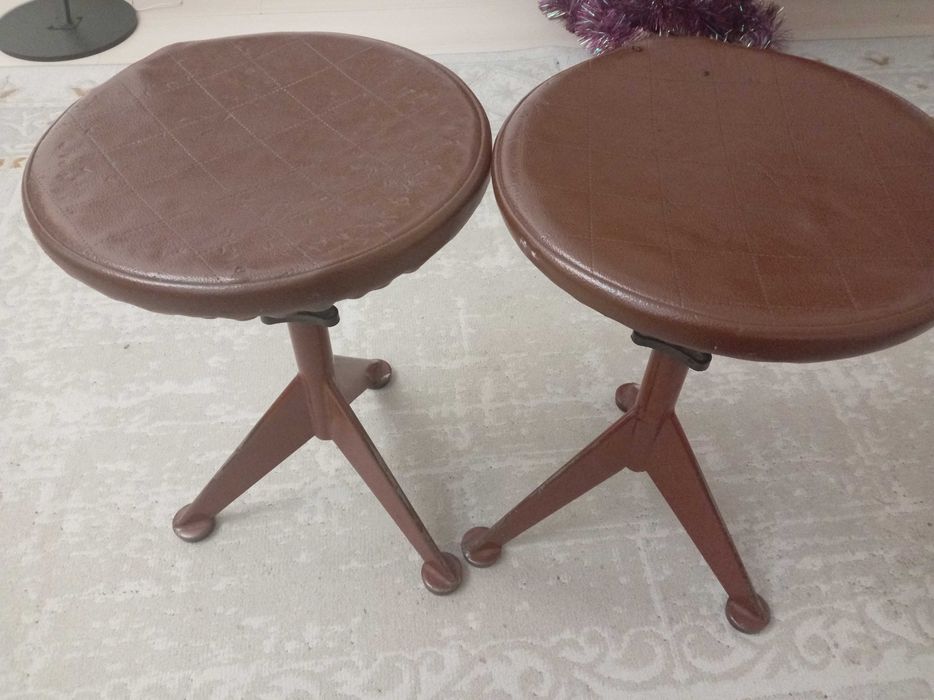 Два коричневых табурета