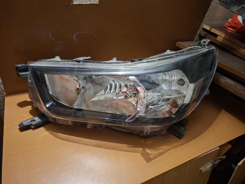 Ляв Фар Toyota Hilux 81150-0KK60 2020-2025