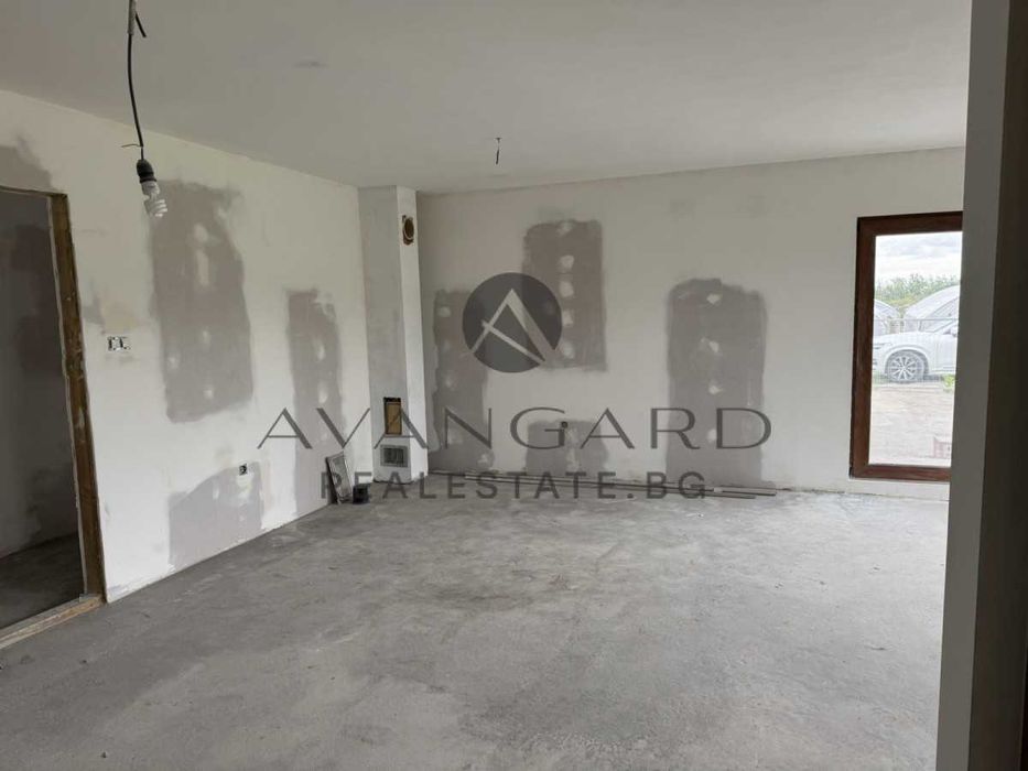 оф.23318 Самостоятелна къща с двор/ с.Цалапица