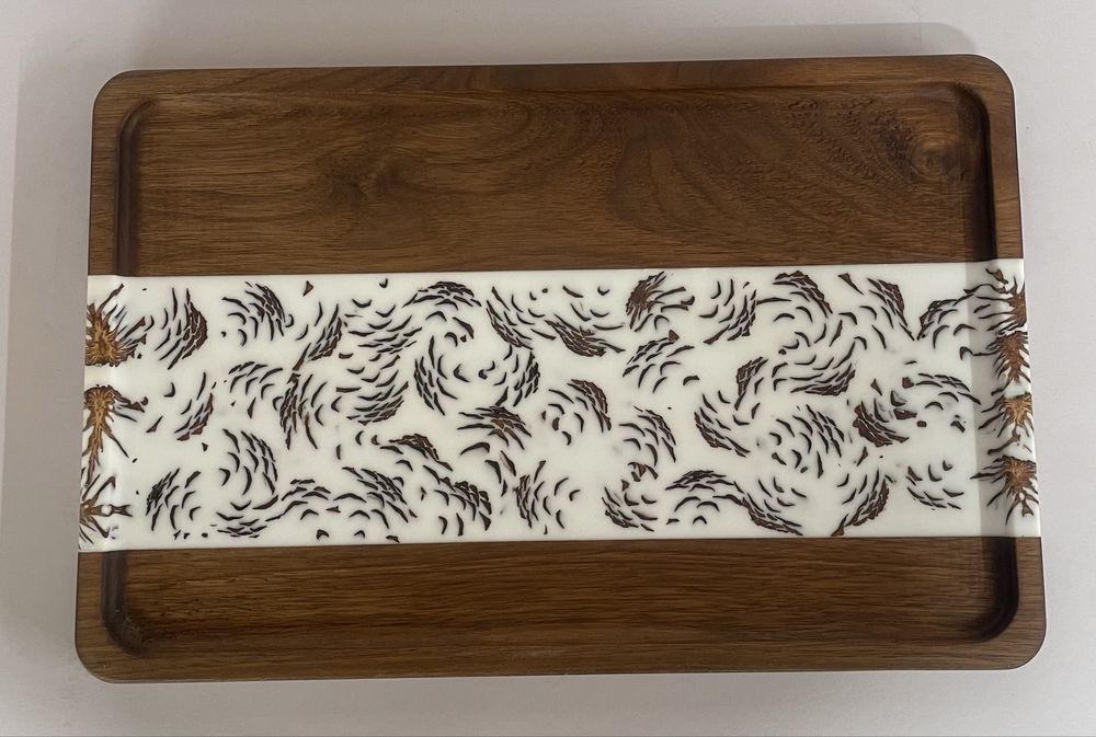 Дървена поднос от орех и епоксидна смола с шишарки