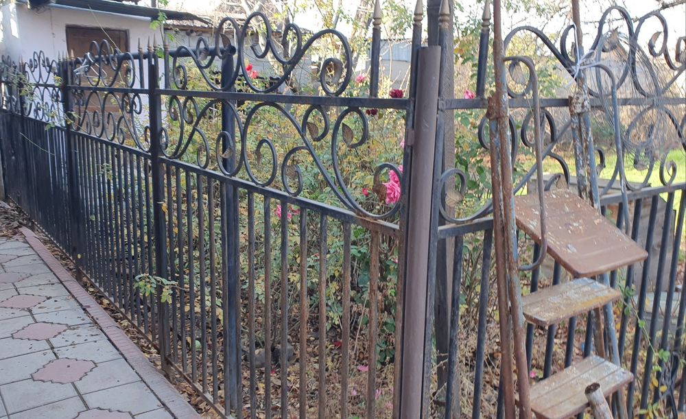 Забор металлический с пиками