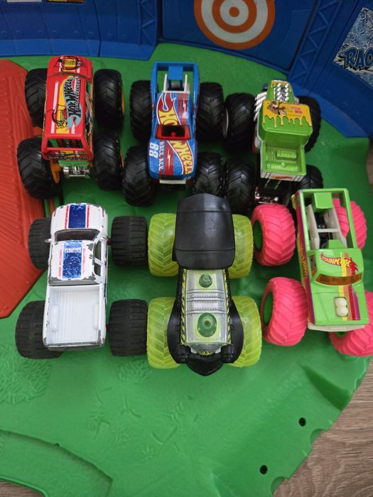 Hot Wheels Monster Truck T-rex Volcano Arena