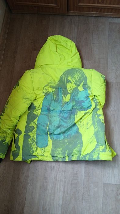 Продам куртку детскую.