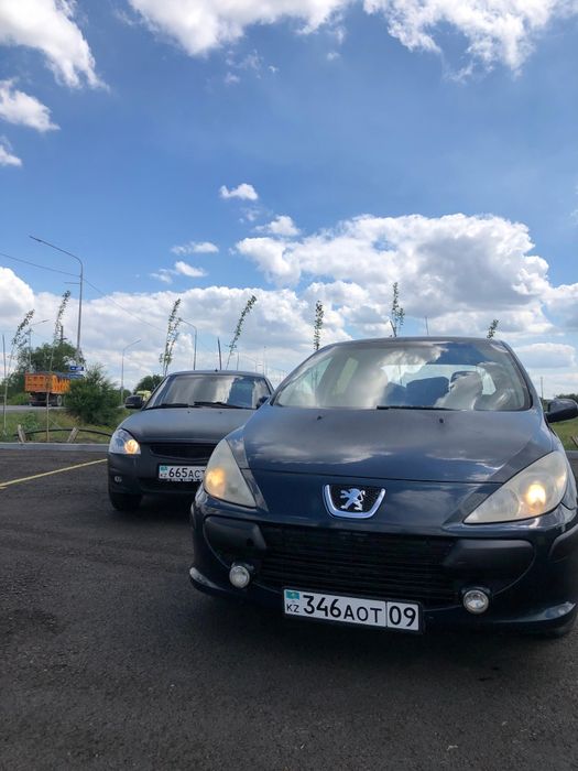 Машина поддержания ездит девушка