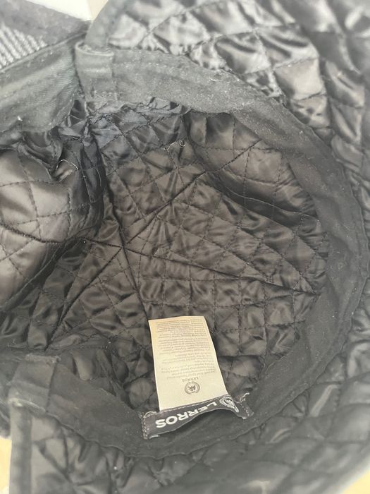 Lerros Шапка с козирка е от естествена вълна.