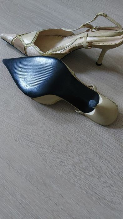 Туфли с острым носом