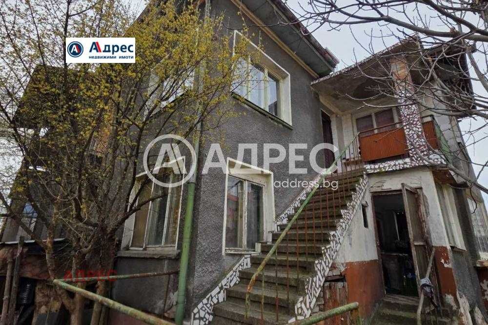 Къща близнак на два етажа, разположена в спокоен и тих квартал в град Видин