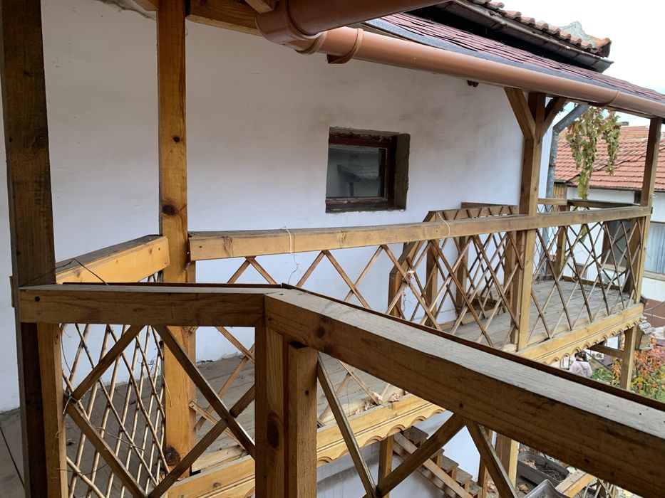 Конструкция Манастира дървени тераси, греди, челни дъски и декор