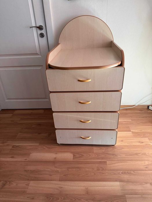 Комплект детска кошара с люлеещ се механизъм + повивалник