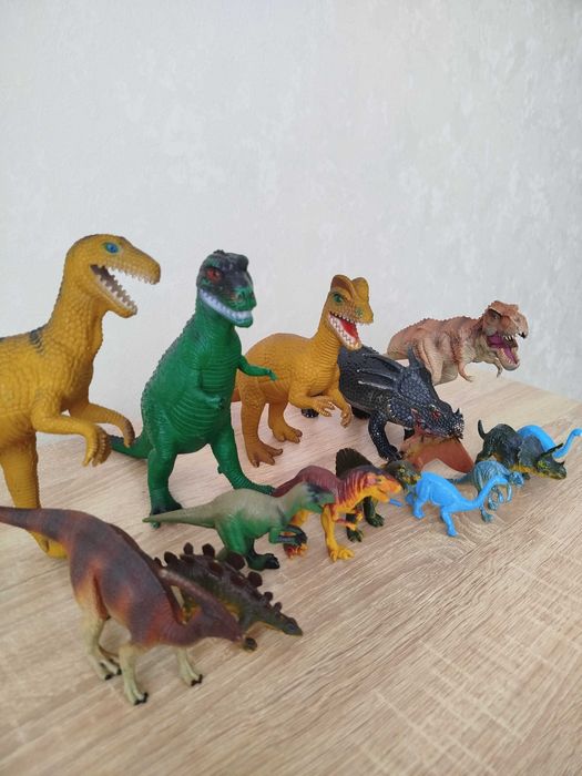 Фигурки динозавров