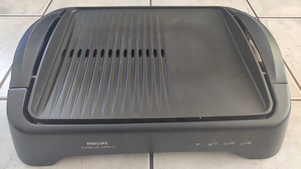 Продавам бездимна, незалепваща скара Philips HD4427