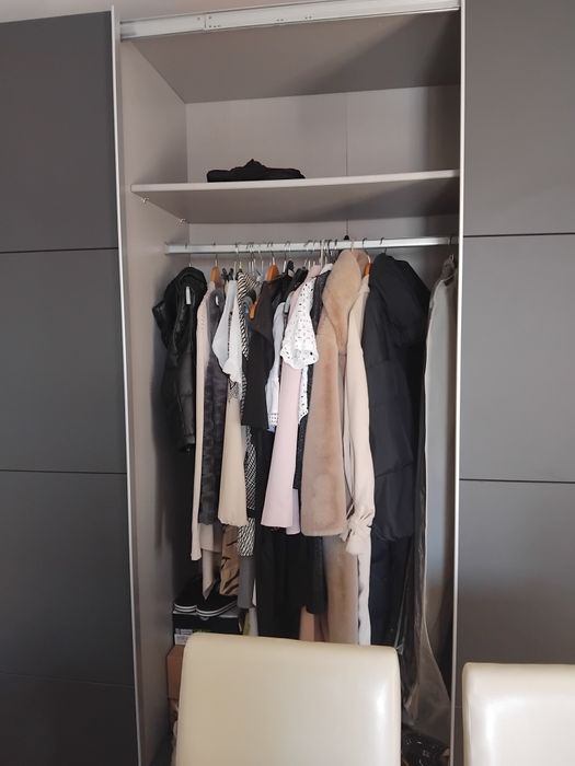 Vând dresing gri antracit ,lățime 3,10 ,înălțime 2,35 adâncime 60 cu trei uși glisante in stare foarte bună  la preț bun 2500 RON!