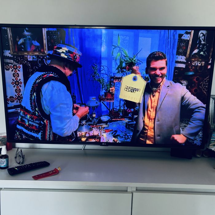 Телевизор, стол продажа