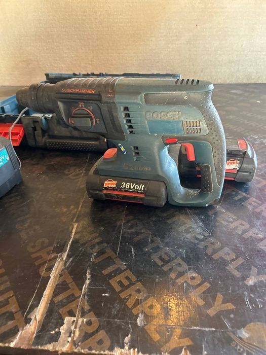 Перфоратор на БОШ BOSCH на литеви батерия перфектно състояние