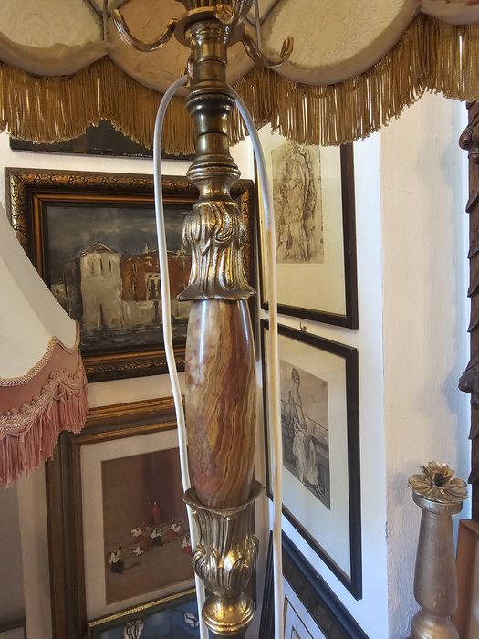 Lampadar din bronz onix și lemn