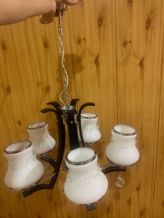 Люстра новая, не пользовались. В хорошем состоянии