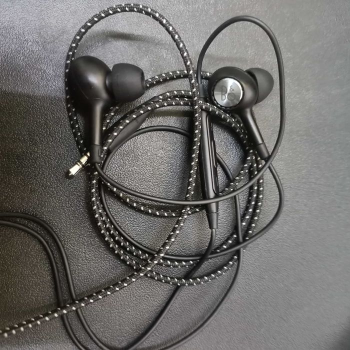 Casti cu fir Bang&Olufsen Beoplay