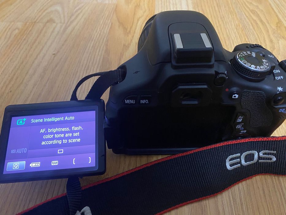 Canon 600D obiectiv 18-55mm F3.5